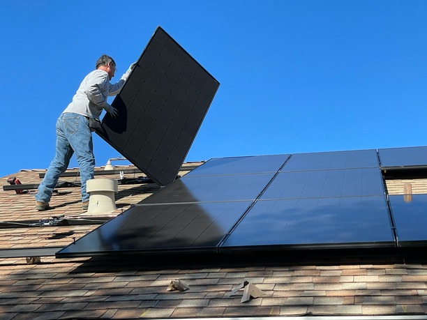 Panneaux photovoltaïques sur toiture inclinée Photographie de panneaux photovoltaïques sur toiture inclinée